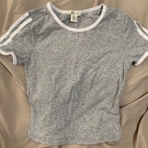Cute Cropped Gray Tee!